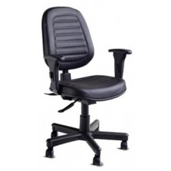 Cadeira giratória executiva, base back system e braços reguláveis.