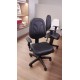 Cadeira giratória executiva, base back system e braços reguláveis.