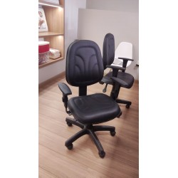 Cadeira giratória executiva, base back system e braços reguláveis.