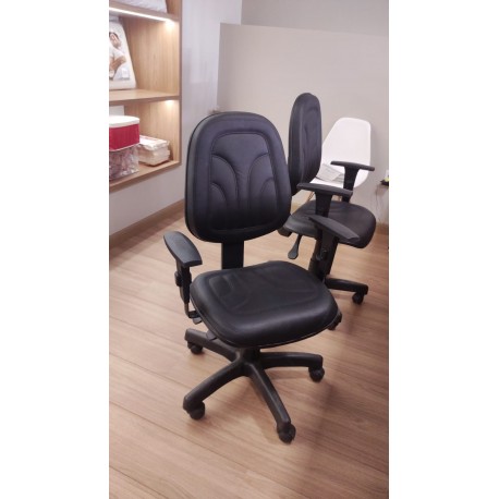 Cadeira giratória executiva, base back system e braços reguláveis.